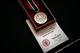 Wręczenie medalu Pro Patria VII LO w Gdańsku