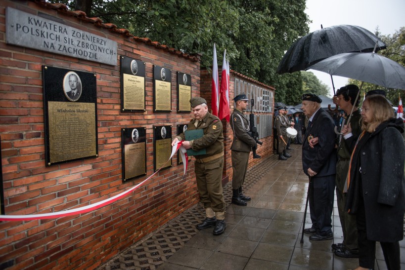 odsloniecie tablic poswieconych dowodcom sil zbrojnych na zachodzie fot. barbara jamrocha udskior odsloniecie tablic poswieconych dowodcom sil zbrojnych na zachodzie fot. barbara jamrocha udskior