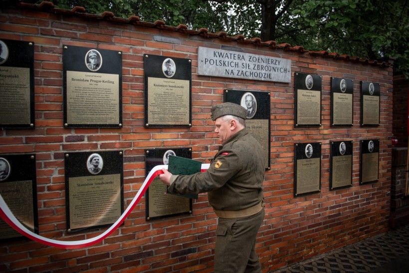 odsloniecie tablic poswieconych dowodcom sil zbrojnych na zachodzie fot. barbara jamrocha udskior odsloniecie tablic poswieconych dowodcom sil zbrojnych na zachodzie fot. barbara jamrocha udskior