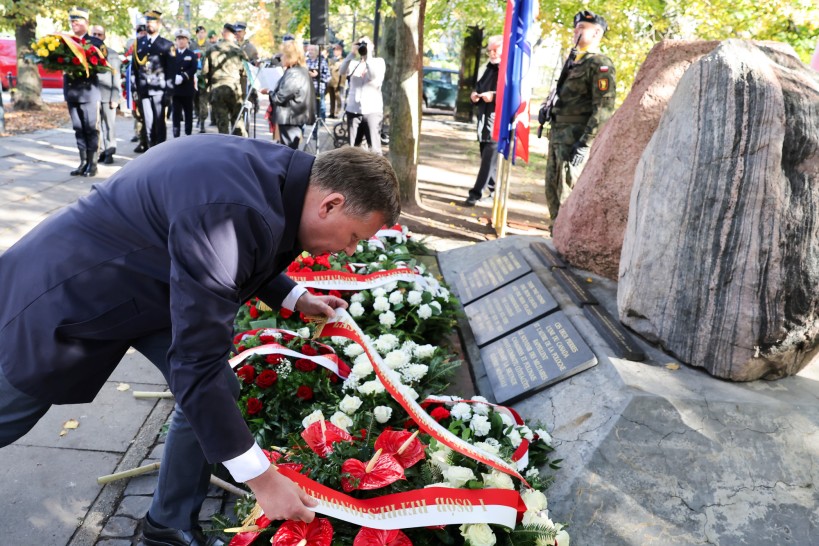 16.10   pomnik przy ambasadzie kanady