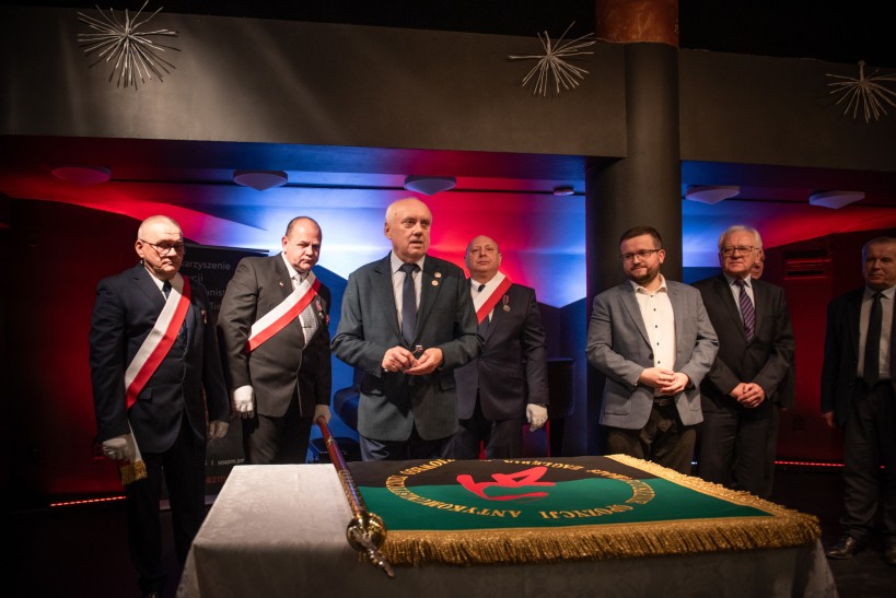 Wreczenie sztandaru Lubin fot. Barbara Jamrocha UdSKiOR 32 Wreczenie sztandaru Lubin fot. Barbara Jamrocha UdSKiOR 32